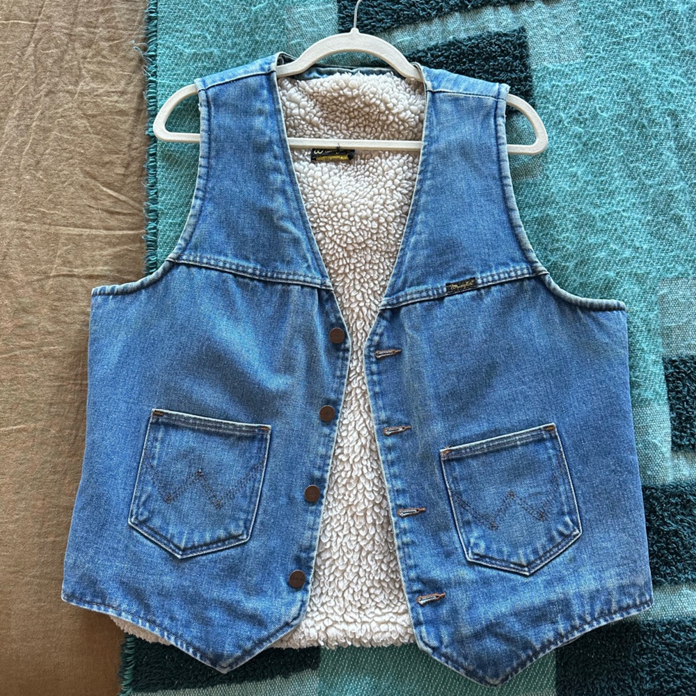 Wrangler denim vest with Sherpa lining. Unisex size large